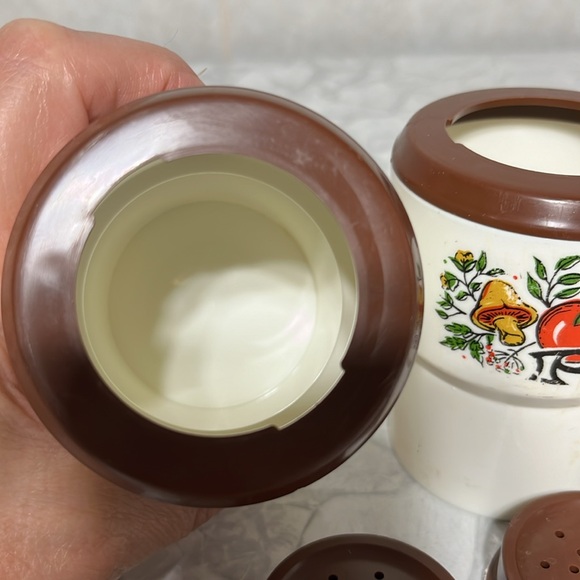 Mushroom salt and pepper 70s shakers plastic by sterilite some signs of wear - Picture 8 of 12